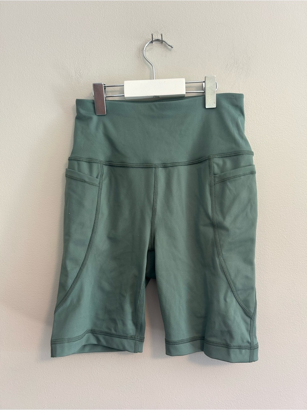Athletic Works women’s xs Olive Green High-Rise Bike Shorts with Side Pockets